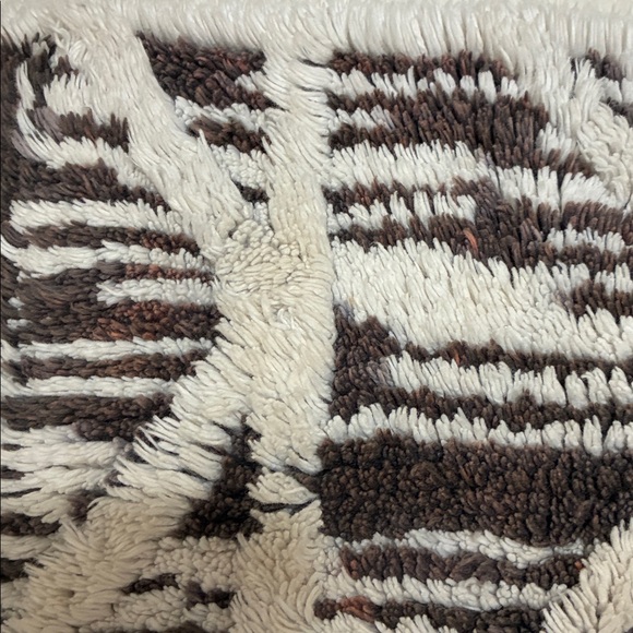 2 Small Floor Rugs - Picture 7 of 7